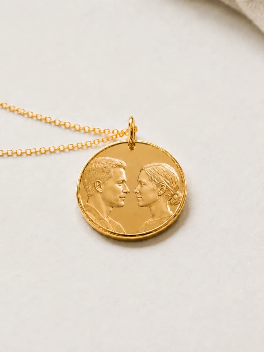Gold pendant engraved with a couple facing each other, on a fine gold chain